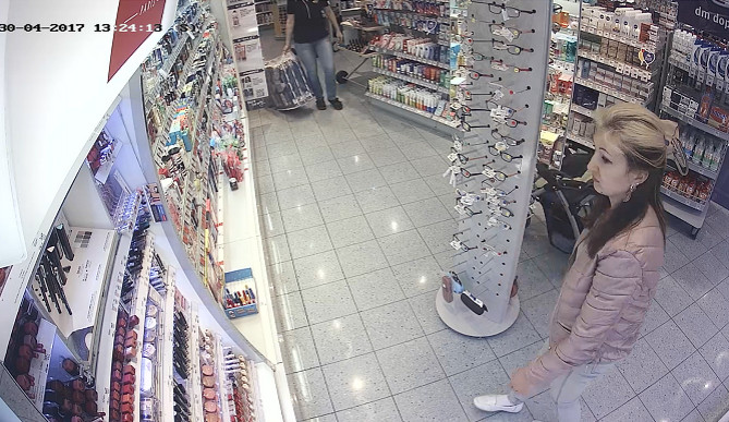 AKTUALIZOVÁNO: Policie žádala o pomoc při pátrání po ženě, která byla podezřelá z krádeže kosmetiky. Žena se na základě výzvy přihlásila