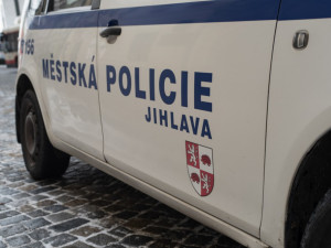 Strážníci v Jihlavě řešili kvůli zákazu kouření zatím sedm stížností. Hlavně kvůli hluku v noci