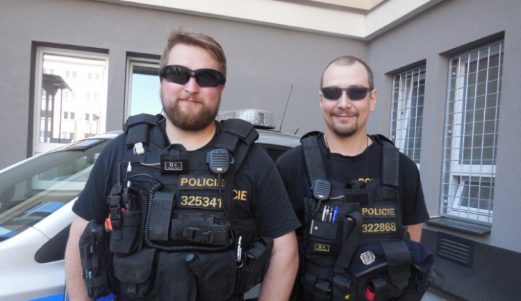 Vítězná hlídka ve složení (zleva) Martin Matoušek a Radan Hradecký – policisté z pohotovostně eskortního oddělení oboru služby pořádkové policie Krajského ředitelství policie Kraje Vysočina.