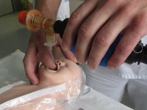 Jihlavská nemocnice má pomůcku na nácvik první pomoci u dítěte. Podobá se novorozenci