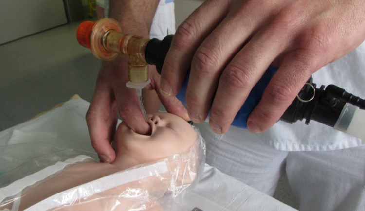 Jihlavská nemocnice má pomůcku na nácvik první pomoci u dítěte. Podobá se novorozenci