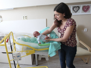 Pokoj na novorozenecké JIP dostal nový kabát. Jsou v něm květinové a srdíčkové motivy