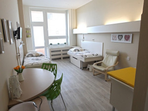 Pokoj na novorozenecké JIP dostal nový kabát. Jsou v něm květinové a srdíčkové motivy