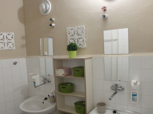 Pokoj na novorozenecké JIP dostal nový kabát. Jsou v něm květinové a srdíčkové motivy