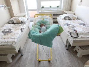 Pokoj na novorozenecké JIP dostal nový kabát. Jsou v něm květinové a srdíčkové motivy