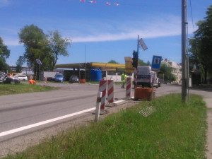 Přípravy na světelnou křižovatku v Rantířovské ulici vrcholí. Zatím bliká oranžová