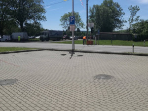 Přípravy na světelnou křižovatku v Rantířovské ulici vrcholí. Zatím bliká oranžová