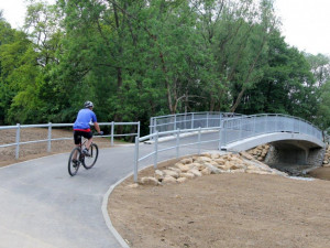 FOTO: Cyklisté mohou zkusit novou stezku u řeky Jihlavy. Po jejím dokončení se uleví řidičům