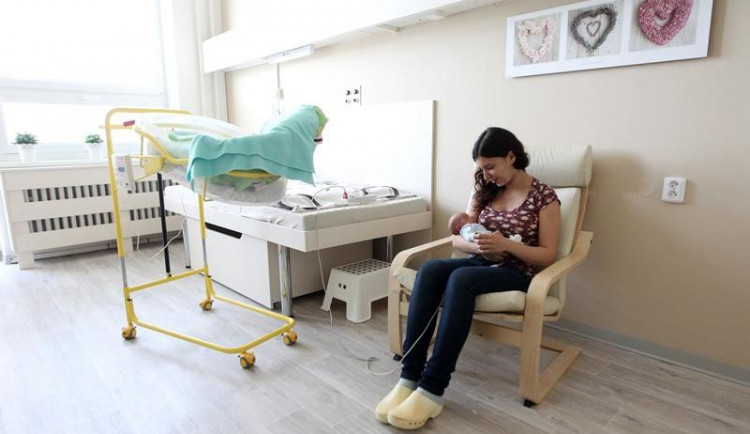 Pokoj na novorozenecké JIP dostal nový kabát. Jsou v něm květinové a srdíčkové motivy