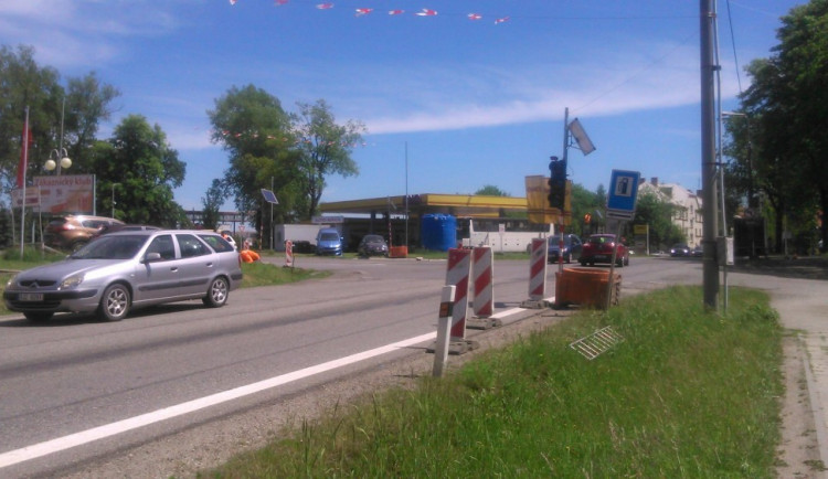 Přípravy na světelnou křižovatku v Rantířovské ulici vrcholí. Zatím bliká oranžová
