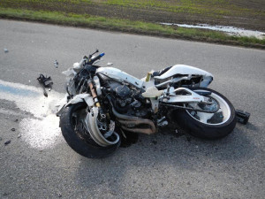 Bezohledný motorkář v Třešti předjížděl přes plnou čáru. Vrtulník do transportoval do Brna