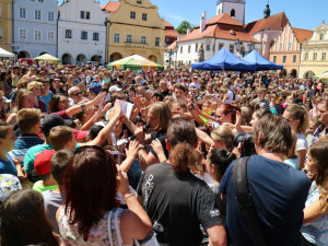 Pelhřimovští školáci vytvořili první rekord festivalu rekordů. Zazpívali s Tomášem Klusem