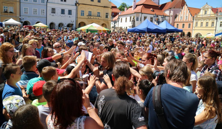 Pelhřimovští školáci vytvořili první rekord festivalu rekordů. Zazpívali s Tomášem Klusem