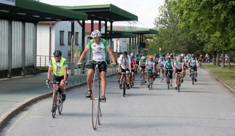 Peloton Na kole dětem projel Vysočinou. Pomáhá onkologicky nemocným dětem
