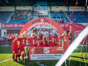 Dívky ze ZŠ E. Rošického vyhrály mezinárodní fotbalový turnaj. Porazily dvě stovky škol