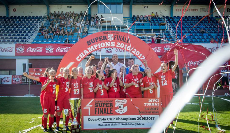 Dívky ze ZŠ E. Rošického vyhrály mezinárodní fotbalový turnaj. Porazily dvě stovky škol