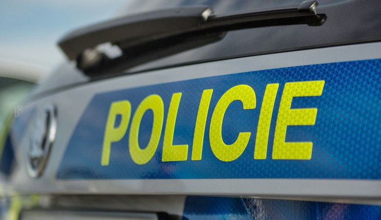 Maskovaný lupič přepadl bar v Táboře. Policie hledá svědky