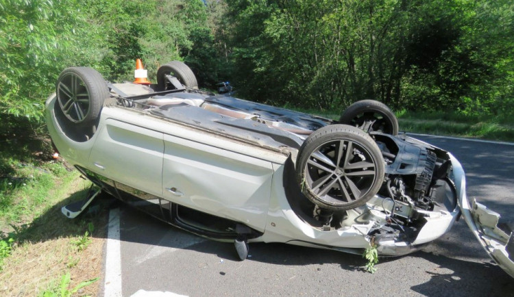 Řidička převrátila auto na střechu