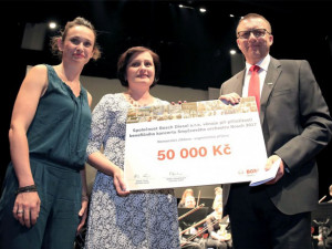 Výtěžek z prodeje vstupenek na benefiční koncert ve výši 50 000 korun půjde na podporu Urgentního příjmu Nemocnice Jihlava. Dar přejímala Hana Hladíková, vrchní sestra Urgentního příjmu Nemocnice Jihlava. Popis zprava doleva: obchodní ředitel firmy Bosch