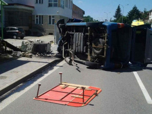 FOTO: Zásah vrtulníku, únik plynu a škoda 200 tisíc. To je výsledek vážné nehody v Náměšti