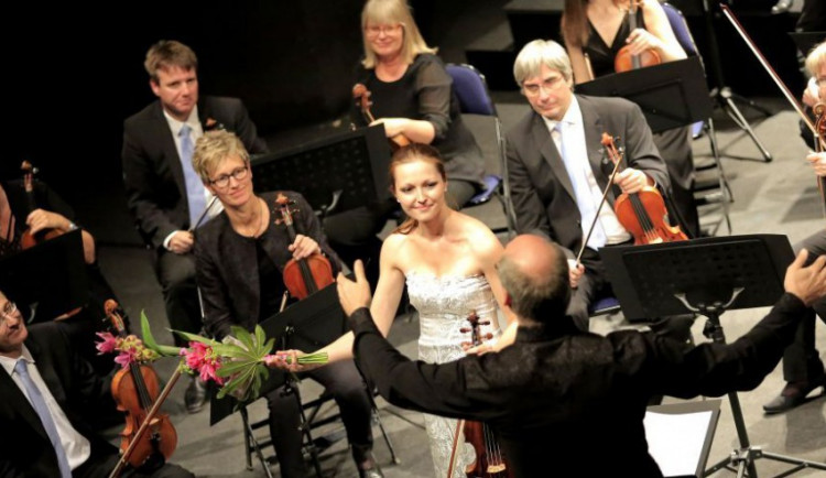 Benefiční koncert byl doplněn vynikajícím sólem přední české violistky Kristiny Fialové.