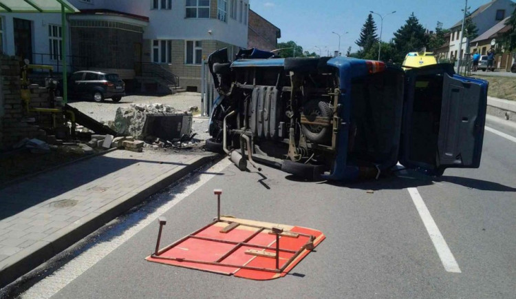Tři zranění, zásah vrtulníku a únik plynu. To je výsledek vážné nehody v Náměšti
