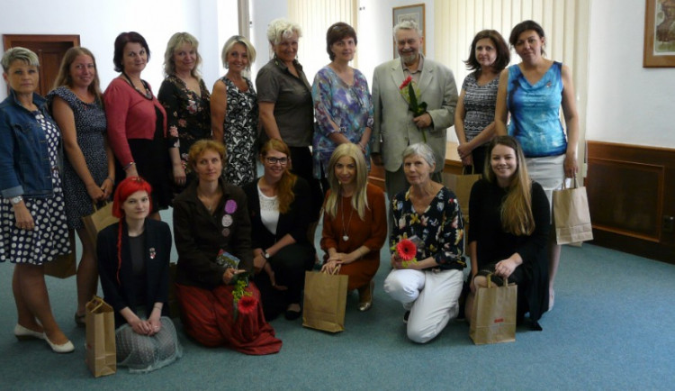 Jihlavská vysoká škola má první absolventky arteterapie. Studovaly 327 hodin 