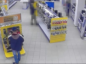 V City Parku byl ukraden notebook Lenovo. Policie pátrá po muži na fotografiích