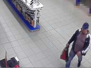 V City Parku byl ukraden notebook Lenovo. Policie pátrá po muži na fotografiích