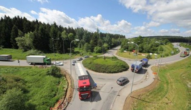 Kruhový objezd u jihlavské průmyslové zóny ode dneška řídí semafory 