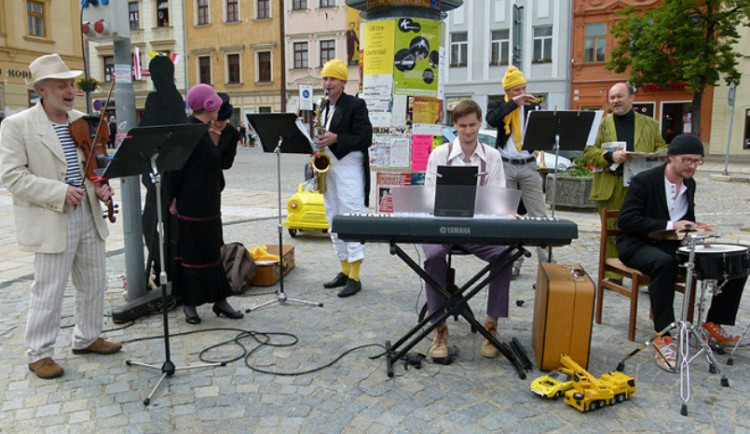 Herci Horáckého divadla mají za sebou 77. sezonu. Rozloučí se s ní na Masarykově náměstí   