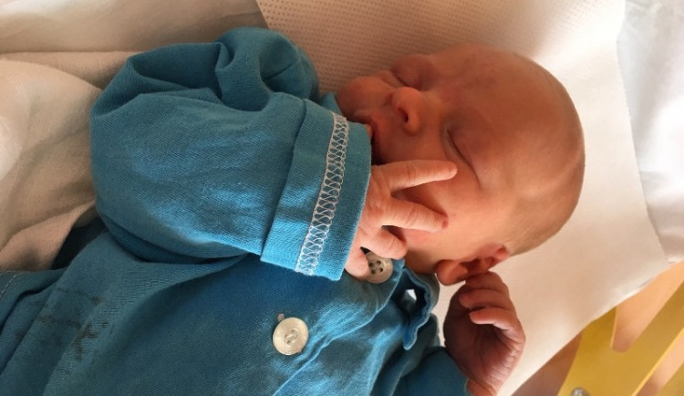 FOTO: Miminka v jihlavské porodnici dostala sedmnáct nových postýlek. Vyšly na 150 tisíc