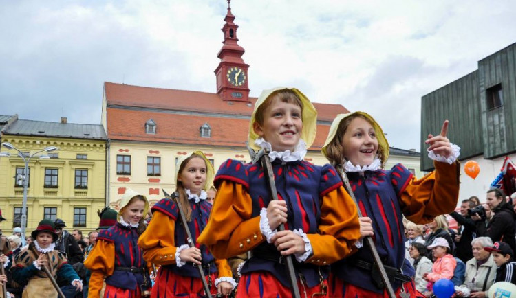 Ulice Jihlavy oživí malí a velcí havíři. Zazpívat přijede Bende, Poláková nebo Zatrestband