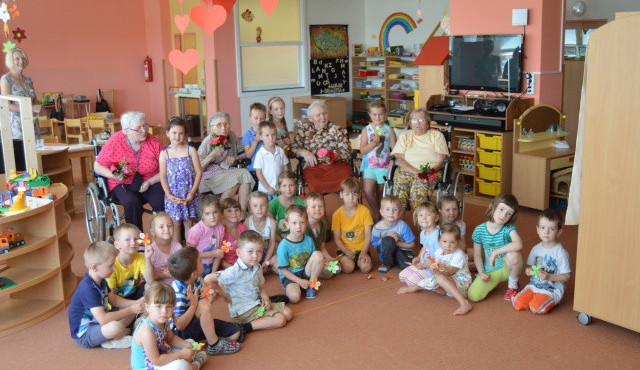 Obyvatelky velkomeziříčského domova pro seniory si připravily program pro děti z mateřské školky