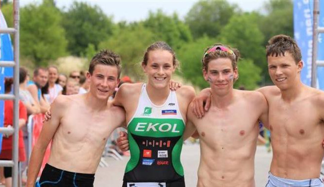 První zleva bronzový triatlonista Tomáš Kříž