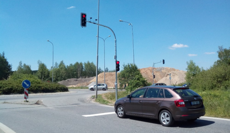 Kruhový objezd v průmyslové zóně už týden řídí semafory