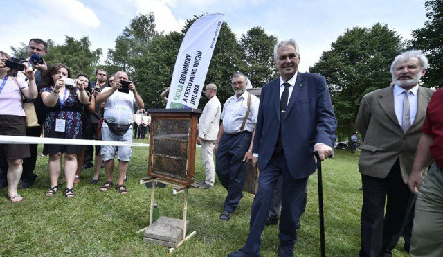 Miloš Zeman v Jihlavě přislíbil, že omezí verbální útoky. Poté otevřel naučnou stezku ve Smrčné
