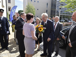 Prezident Miloš Zeman dorazil na Vysočinu. V Jihlavě ho vítaly pověstné trenýrky