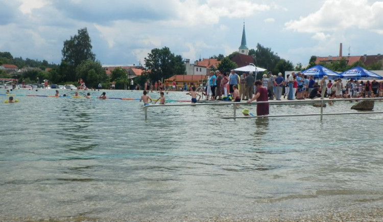 Třešťské přírodní koupaliště Malvíny má první výročí. Oslavu spojí s ukončením školního roku