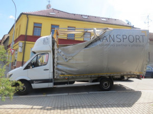 Řidič nákladního vozidla se včera  v Třebíči nevešel pod železniční most