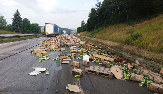 Zdrogovaný řidič vysypal na dálnici náklad vína