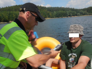FOTO: Na nádrži Dalešice našla policie při kontrole tři opilé vůdce plavidel