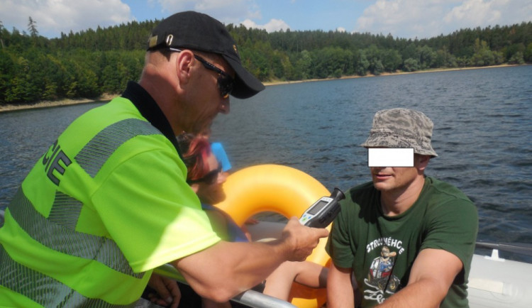 Na nádrži Dalešice našla policie při kontrole tři opilé vůdce plavidel