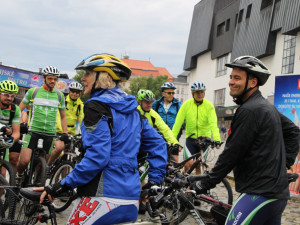 FOTO: Na první etapu Křížem krážem Vysočinou na kole se vydala padesátka cyklistů