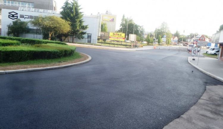 Řidiči ode dneška projedou kruhovou křižovatkou u stavební školy v Havlíčkově Brodě