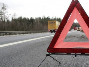 Nákladní auto bouralo na dálnici ve směru na Prahu. Úsek je pro řidiče dočasně uzavřený