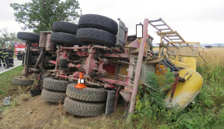 U Čejkovic se převrátilo nákladní auto s betonem