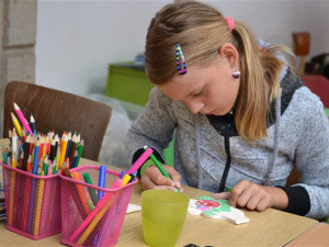 Začalo oblíbené Hračkobraní. U dětí vede lepenkové divadélko, maňásci a vláčky