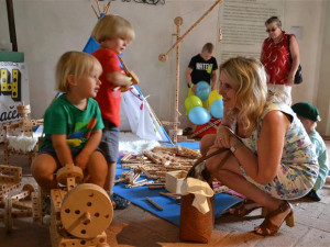 Začalo oblíbené Hračkobraní. U dětí vede lepenkové divadélko, maňásci a vláčky