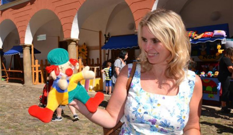 Začalo oblíbené Hračkobraní. U dětí vede lepenkové divadélko, maňásci a vláčky